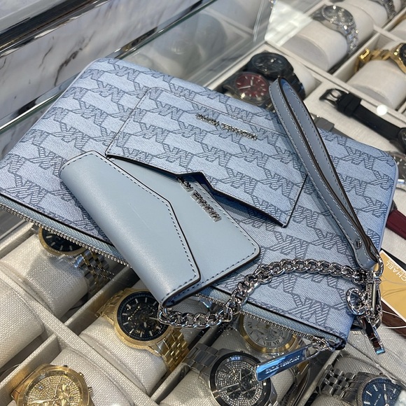 Michae Kors Jet Set Item Large Logo 2-in-1 Central Zip Wristlet
Pale Blue 
NWT - Picture 16 of 16